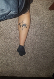 纹身世界地图 男生小腿上世界地图纹身图片