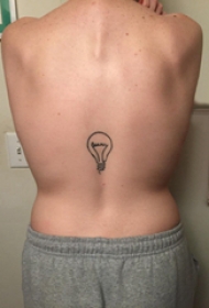 后背纹身男 男生后背上黑色的灯泡纹身图片