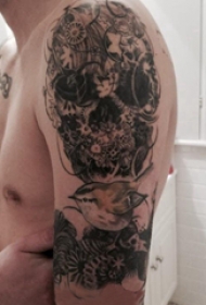 双大臂纹身 男生大臂上小鸟和骷髅纹身图片