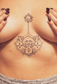小清新文艺纹身 女生胸下小清新文艺纹身图片