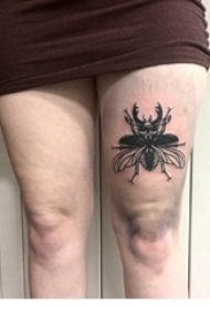 纹身虫 女生大腿上黑灰纹身图片