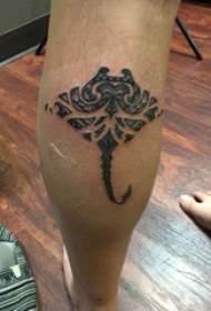欧美小腿纹身 男生小腿上黑色的鲼纹身图片