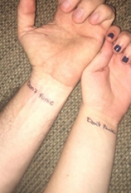花体英文纹身 情侣手腕上花体英文纹身图片
