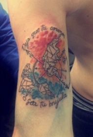 彩色渐变纹身 男生手臂上英文和地图纹身图片