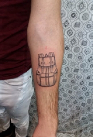 手臂纹身素材 男生手臂上黑色的背包纹身图片