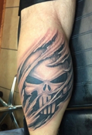 骷髅纹身 男生小腿上撕裂的骷髅纹身图片