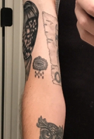 手臂纹身图片 男生手臂上眼睛和云朵纹身图片