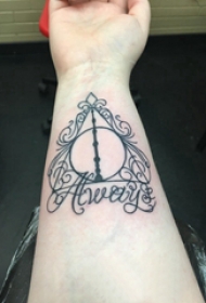 手臂纹身图片 女生手臂上英文和几何纹身图片