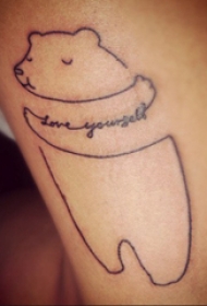 极简线条纹身 女生手臂上英文和小熊纹身图片