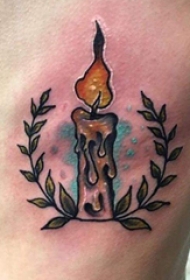 侧腰纹身男 男生侧腰上植物和蜡烛纹身图片