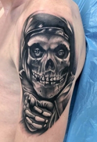 纹身黑色 男生大臂上黑色的骷髅纹身图片