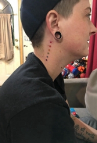 后颈纹身女  女生后颈上彩色圆形纹身图片缩略频道推荐图