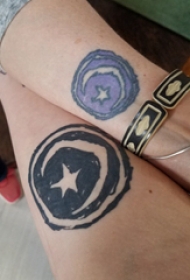 几何元素纹身 情侣手臂上星星和月亮纹身图片