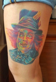 关于纹身的电影 女生大腿上彩色的人物纹身图片