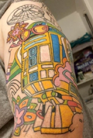 大臂纹身图 男生大臂上花朵和机器人纹身图片