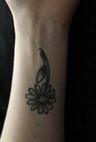 女生纹身手腕 女生手腕上黑上的花朵纹身图片