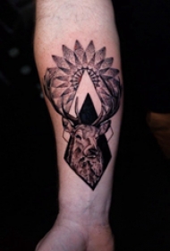 手臂纹身图片 男生手臂上梵花和鹿纹身图片