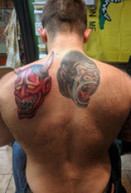 后背纹身男 男生后背上猩猩和般若纹身图片