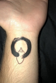 泼墨纹身  男生手腕上黑色的圆形纹身图片