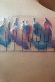 后背纹身男 男生后背上彩色的线条纹身图片