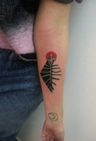 手臂纹身图片 女生手臂上彩色的几何纹身图片