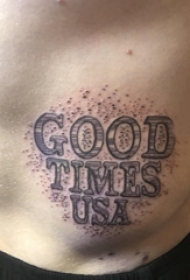 英文字母纹身男  男生腹部黑灰的英文字母纹身图片