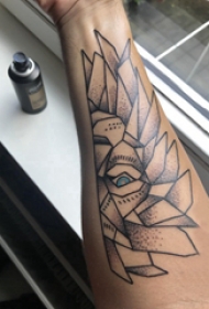 几何动物纹身 男生手臂上黑色的几何狮子纹身图片