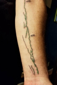 极简线条纹身  男生手臂上彩色的极简线条纹身图片