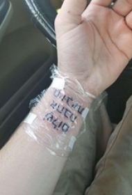 花体英文纹身 女生手腕上花体英文纹身图片