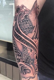 手臂纹身素材 男生手臂上黑色的鲤鱼纹身图片