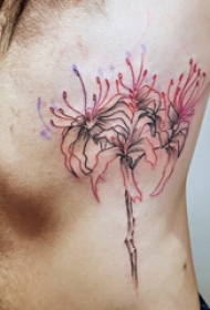 侧腰纹身男 男生侧腰上彩色的花朵纹身图片