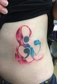 腹部纹身 男生腹部彩色的符号纹身图片