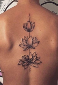 后背纹身男 男生后背上黑色的莲花纹身图片