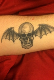 手臂纹身素材 男生手臂上翅膀和骷髅纹身图片