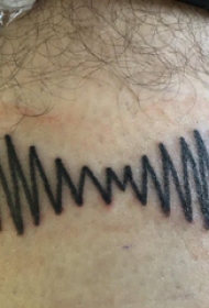 极简线条纹身 男生大腿上黑色的线条纹身图片