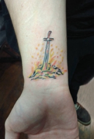 简约的手腕纹身 男生手腕上彩色的剑纹身图片