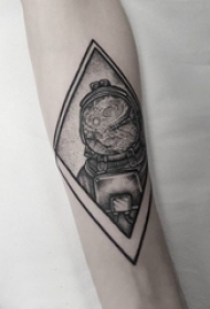 几何元素纹身 男生手臂上菱形和宇航员纹身图片