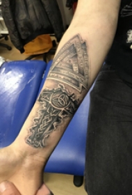 简单十字架纹身 女生手臂上十字架纹身图片