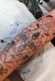 骷髅纹身图片 女生手臂上黑灰的骷髅纹身图片