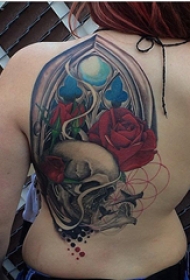 纹身后背女 女生后背上玫瑰和骷髅纹身图片