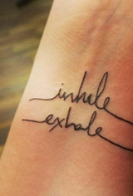 手腕线条纹身图  女生手腕上极简的字母纹身图片