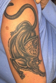 双大臂纹身 女生大臂上盾牌和豹子纹身图片