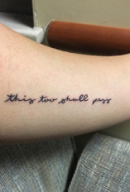 大臂纹身图片 男生大臂上黑色的花体英文纹身图片