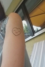 纹身唯美爱心 女生手臂上黑色的爱心纹身图片