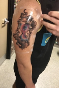 双大臂纹身 男生大臂上彩色的沙漏纹身图片