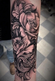 纹身点刺技巧 男生手臂上娇艳的玫瑰纹身图片