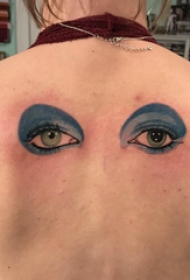 纹身后背女 女生后背上彩色的眼睛纹身图片