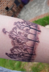 植物纹身 女生手臂上黑色的臂环纹身图片