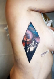 侧腰纹身图 女生侧腰上菱形和风景纹身图片