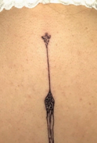 卡通长颈鹿纹身 女生后背上黑色的长颈鹿纹身图片